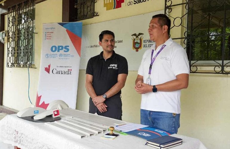 Daniel Antiporta, asesor internacional de OPS Ecuador entrega equipos antropométricos en centro de salud de Santa Elena