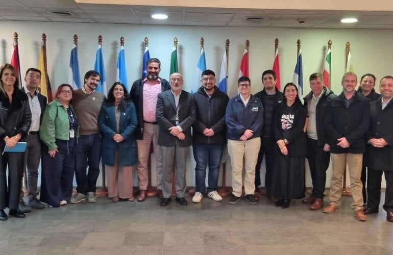 El encuentro reunió a representantes del Ministerio de Salud (MINSAL), el Instituto de Salud Pública (ISP), colegios profesionales, universidades y cadenas de farmacias, con el propósito de dar a conocer esta innovadora herramienta y analizar su posible implementación en el país.