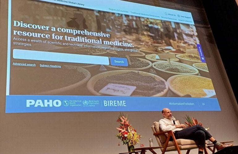 João Paulo Souza, diretor da BIREME/OPAS/OMS, apresenta a Biblioteca Global de Medicina Tradicional (TMGL) da OMS no seminário “Saberes do Cuidado” do programa Sesc Inspira, em São Paulo, abril de 2024.