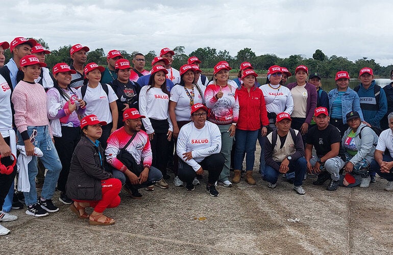 El equipo del ministerio de salud en el puerto de Samariapo, desde donde partió para llevar jornadas de salud a comunidades indígenas de acceso fluvial