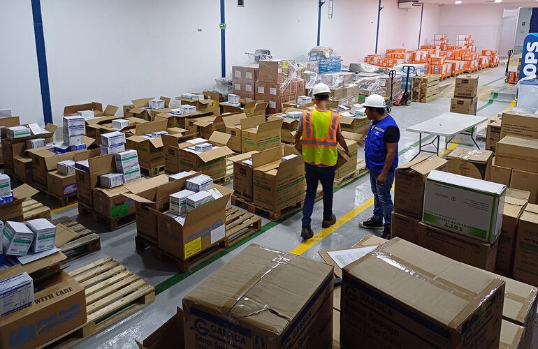 Preparación en el almacén logístico de la OPS de los insumos antes de ser repartidos por todo el territorio nacional