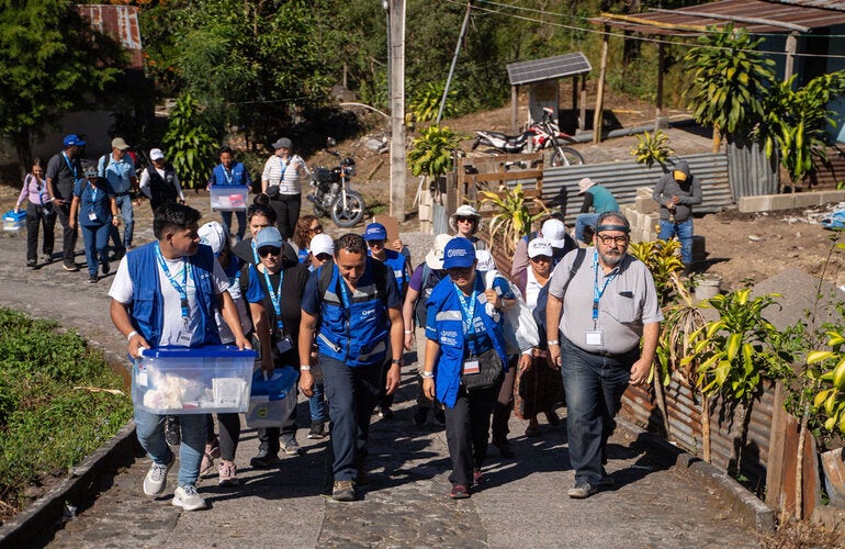 Equipe da OPAS visitando comunidades na Região das Américas