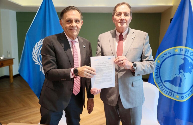 Fabrizio Feliciani, Diretor Regional do UNOPS para a América Latina e o Caribe, e Dr. Jarbas Barbosa, Diretor da OPAS, posam após assinar o Memorando de Entendimento