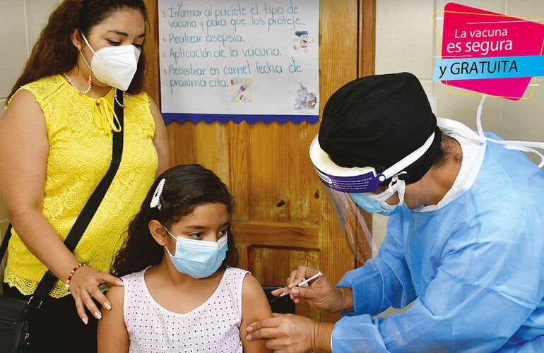 Niña recibiendo vacuna