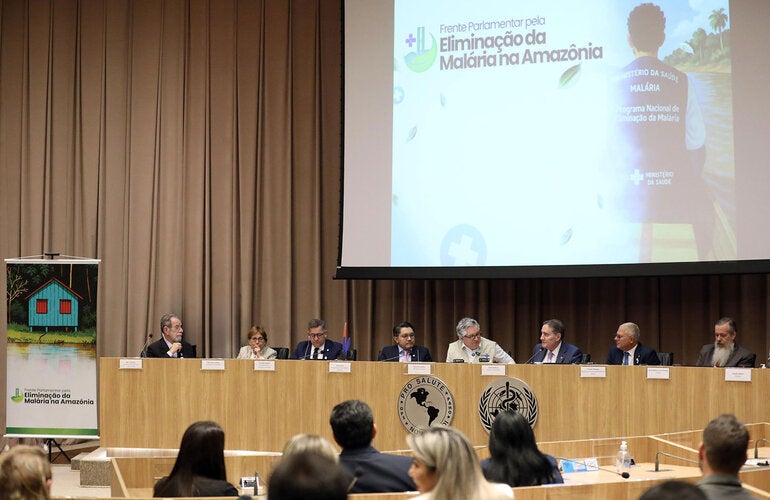 Mesa de abertura do evento com telão ao fundo com a inscrição "Frente Parlamentar pela Eliminação da Malária na Amazônia"