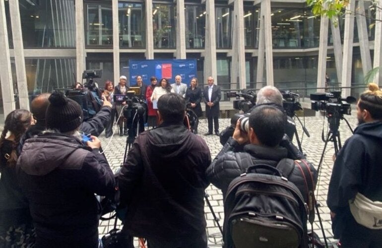 Las autoridades del Ministerio de Salud resaltaron que esta iniciativa se alinea con los 20 años del Convenio Marco de Control del Tabaco de la OMS que se celebran en 2025, reafirmando el liderazgo de Chile en la cooperación internacional para la salud pública.