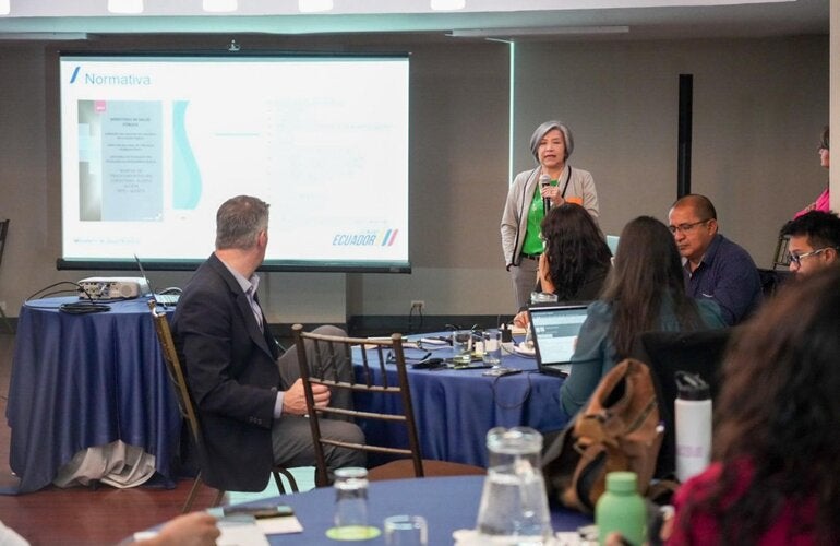 Participantes del taller durante la discusión técnica de la priorización de enfermedades zoonóticas y emergentes
