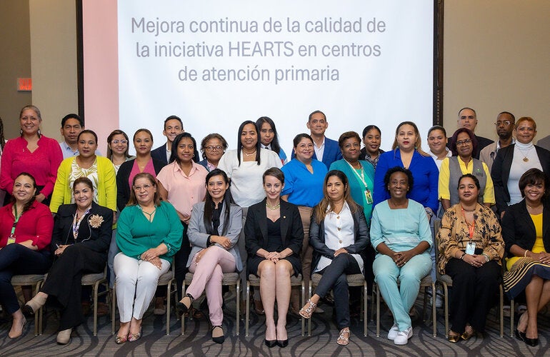 Fotografía grupal de participantes en el taller de autoevaluación HEARTS.