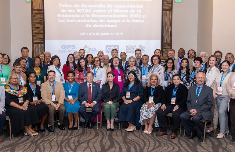 Fotografía grupal del taller regional en Panamá para los Comités Asesores de Inmunización (NITAGs por sus siglas en inglés) de once países de las Américas.