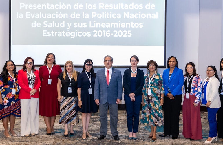 Fotografía grupal de los participantes en la presentación de los resultados de la evaluación de la Política Nacional de Salud y sus Lineamientos Estratégicos 2016-2025.