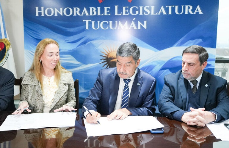 Foto de la firma del acuerdo