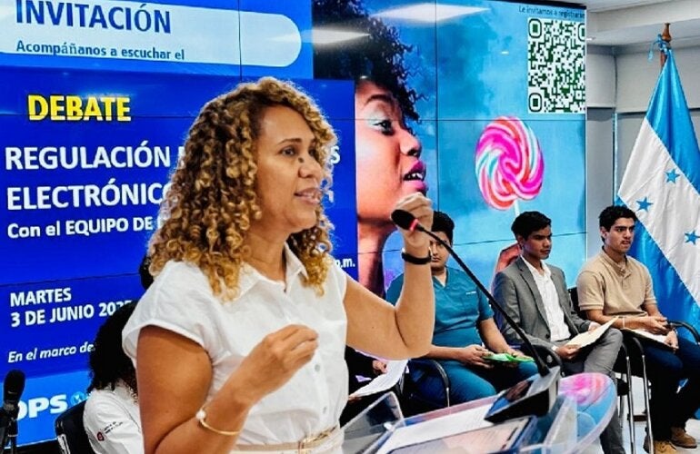 La Representante se dirige a los jóvenes en debate sobre regulación de cigarrillos electrónicos