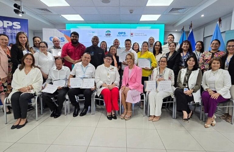 Ministra de Salud y Representante con primer grupo de jefes regionales de salud