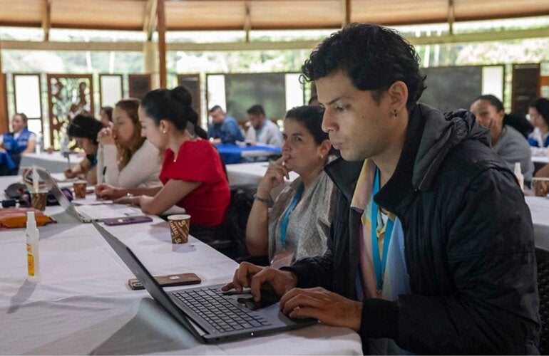 Hombre con computadora