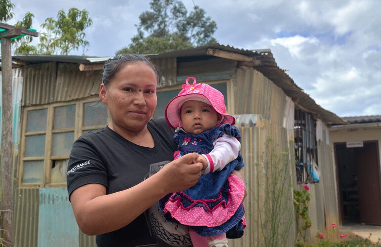 Madre peruana sostiene a su bebé