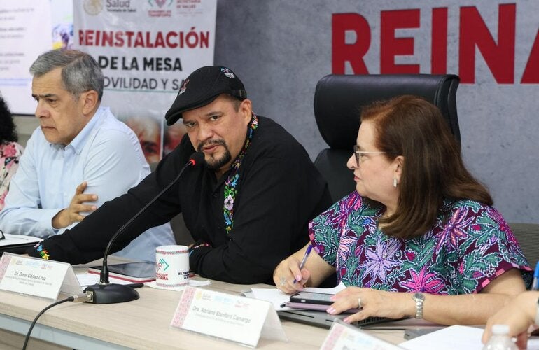 El secretario de Salud de Chiapas dando su mensaje, acompañado de autoridades federales