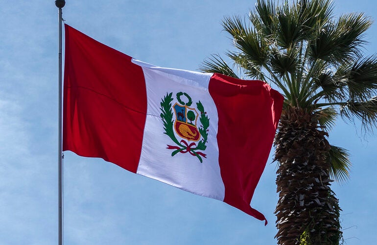 bandera del Perú izada