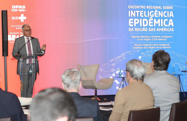 Representante da OPAS no Brasil fala ao microfone para a plateia