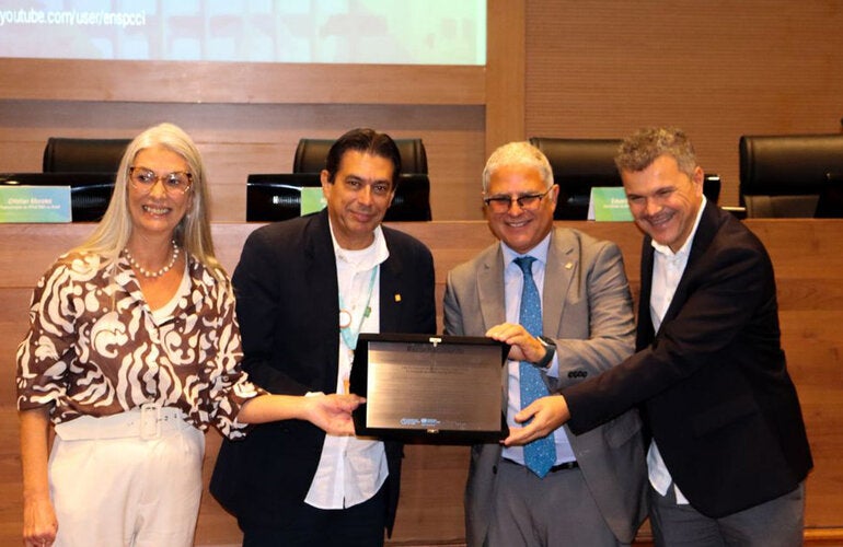 Representante da OPAS entrega placa de reconhecimento a dirigentes da ENSP/Fiocruz