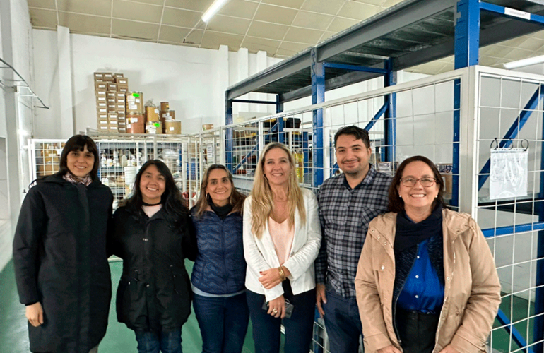 Personas en un almacen de medicamentos