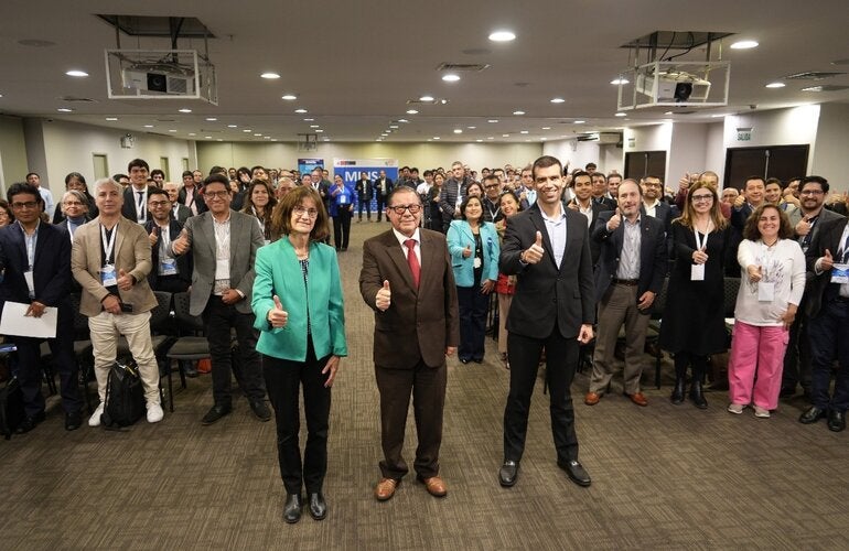 Autoridades y participantes del evento  "Conectatón 2025"