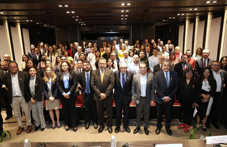 Foto grupal de participantes en el evento conmemorativo en el marco del Día Mundial contra la Hepatitis