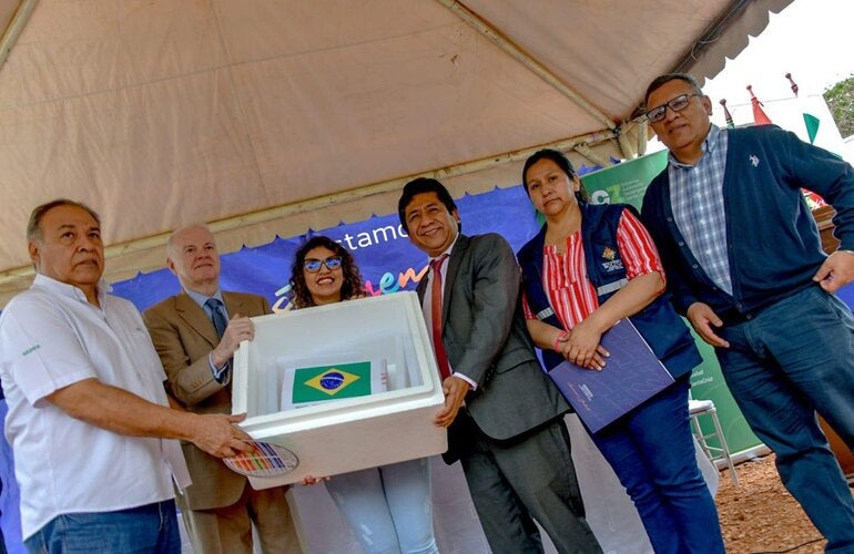 Autoridades de saúde do Brasil e da Bolívia com as vacinas doadas