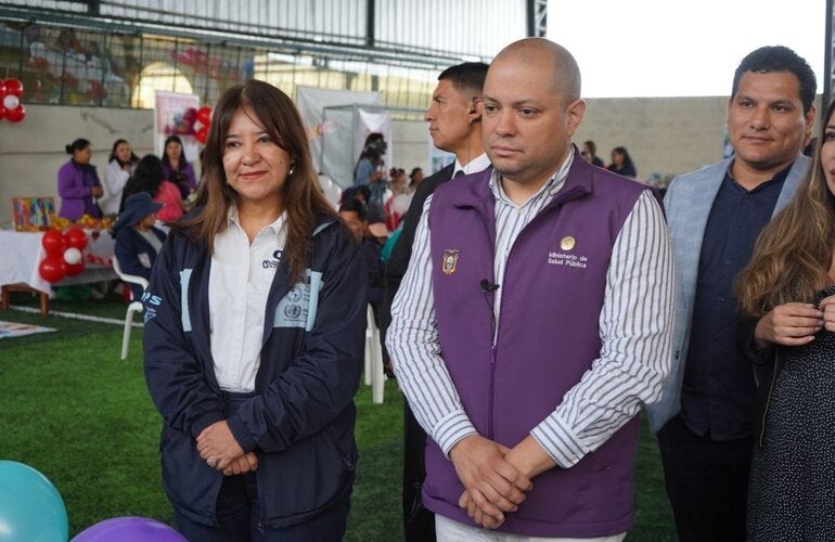 Sonia Quezada, presentante de OPS/OMS Ecuador junto a Juan Bernardo Sanchez, ministro de Salud Pública; durante el lanzamiento de la campaña de vacunación 2025 contra la COVID-19
