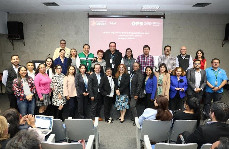 Grupo de personas que forman parte del equipo nacional de respuesta rápida ante brotes de sarampión en México