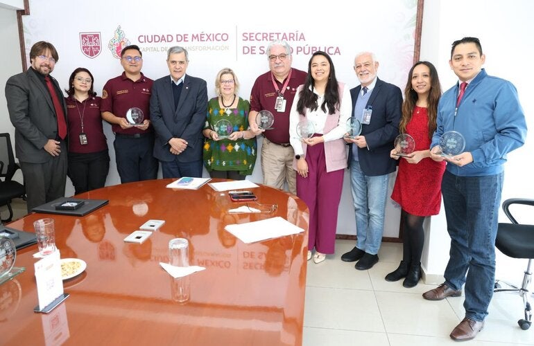 Grupo de personas que participaron en la firma de convenio para el uso de la herramienta del SISMED911