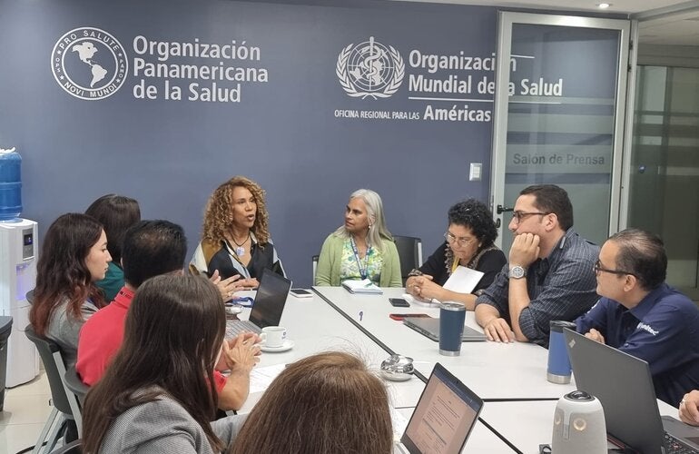 Representante OPS se dirige a la academia