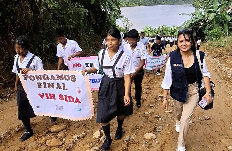 escolares de comunidades amazónicas portan carteles sobre prevención de VIH 