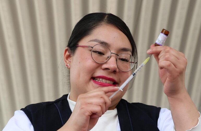 Enfermera prepara vacuna contra sarampión y rubeola