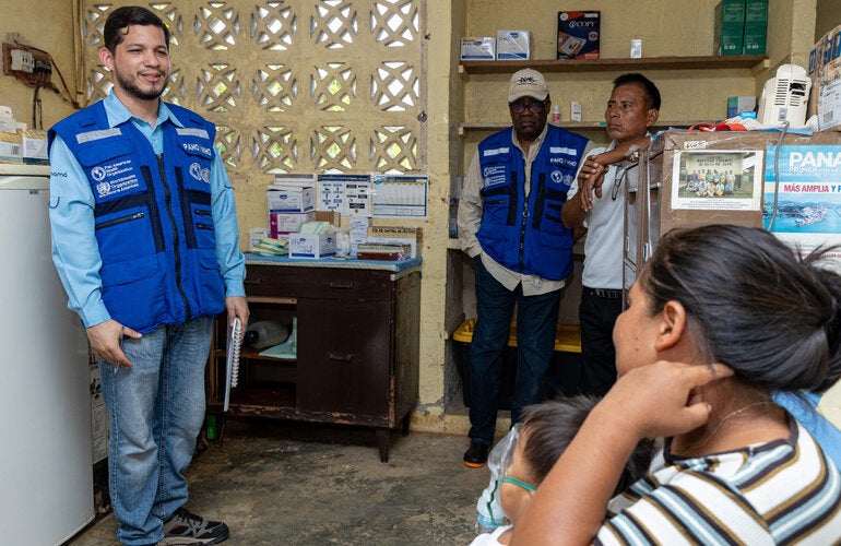 Fotografía que muestra personal de la OPS haciendo uso de la herramienta de Valoración de Condiciones Esenciales (VCE).