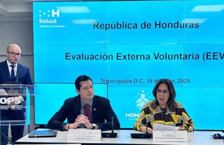 autoridades de salud y ops reciben el informe de EEV