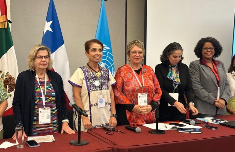 Mujeres participantes del panel sobre mujeres en el sector salud