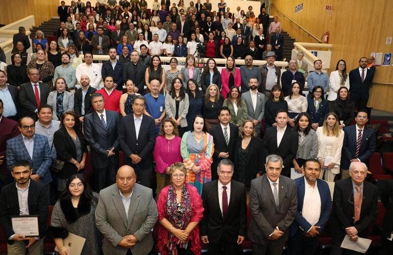 Foto grupal de todas las personas participantes de manera presencial de la reunión titulada “Avances y prospectiva en el control del tabaco y nicotina: México como un referente Internacional”