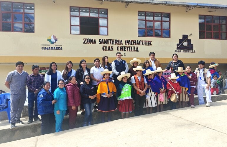 Personal de salud y miembros de la comunidad de Chetilla, Cajamarca