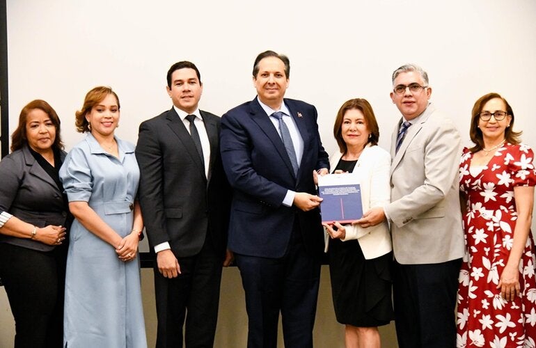 Ministerio de Salud fortalece prevención del cáncer de cuello uterino con nuevas guías clínicas, con apoyo de OPS