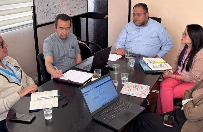 Equipos Técnicos OPS/OMS e INDOT durante proceso de evaluación 