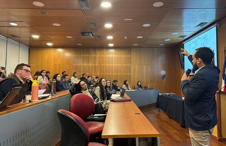 técnico de PANAFTOSA impartiendo curso para veterinarios de campo de SAG Chile