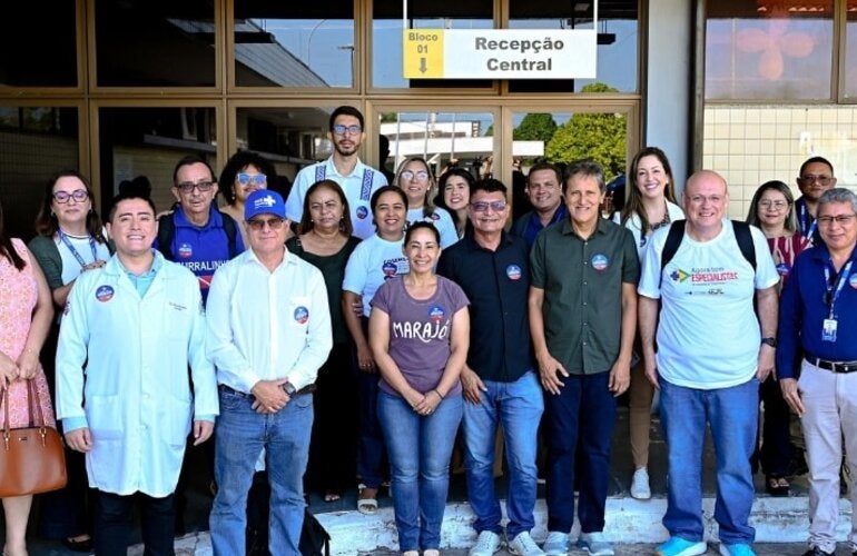Representante da OPAS/OMS e autoridades nacionais e subnacionais do Brasil em frente a estabelecimento de saúde