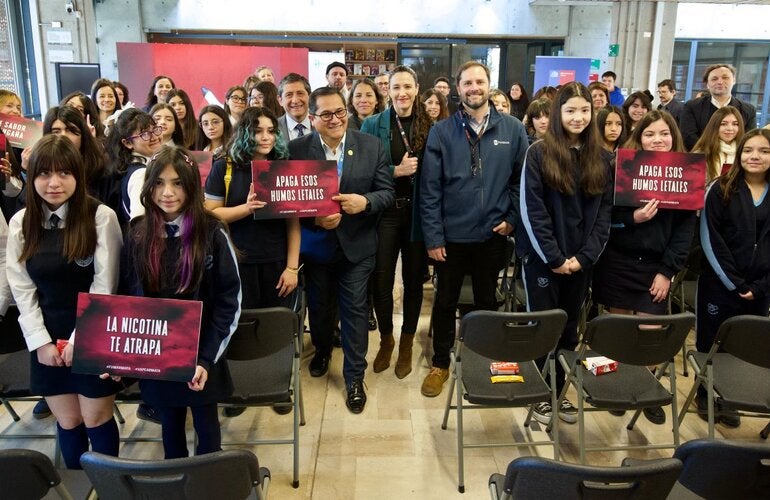 En el Café Literario del Parque Bustamante, el Ministerio de Salud de Chile presentó, junto a estudiantes del Liceo Carmela Carvajal de Providencia, la tercera versión de la campaña Humos Letales.