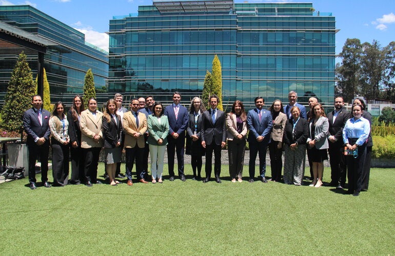 Integrantes de la Mesa de Cooperantes Internacionales en Salud (MCIS) junto al ministro de Salud Pública, Jimmy Martin; y la representante de OPS/OMS en Ecuador, Sonia Quezada. 