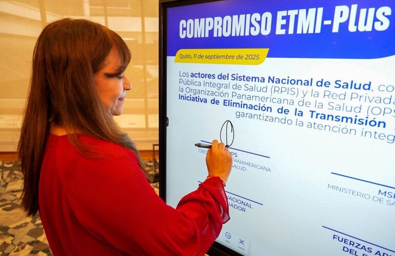 Sonia Quezada, representante de OPS/OMS en Ecuador firma compromiso para eliminar la transmisión materno - infantil del Vih sífilis