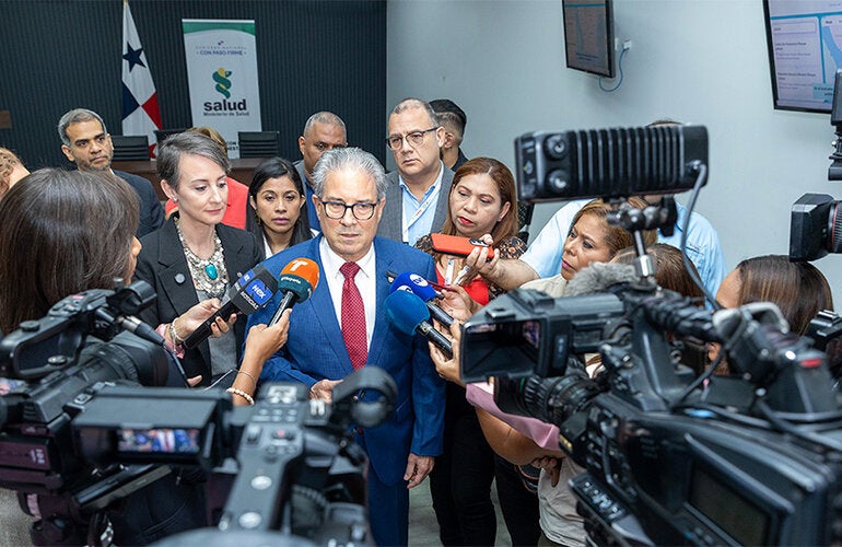 Fotografía de autoridades panemeñas junto a la representante de la OPS/OMS en Panamá, brindando declaraciones sobre el convenio de la OPS y Panamá