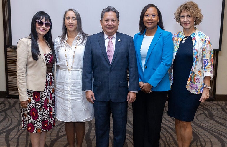 Autoridades nacionales y asesores de la OPS en el taller de Cuentas Nacionales de Salud (CNS).
