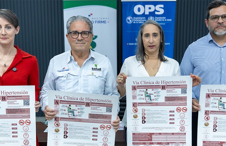 Fotografía grupal de autoridades presentando la Vía Clínica de Hipertensión Arterial durante su lanzamiento.