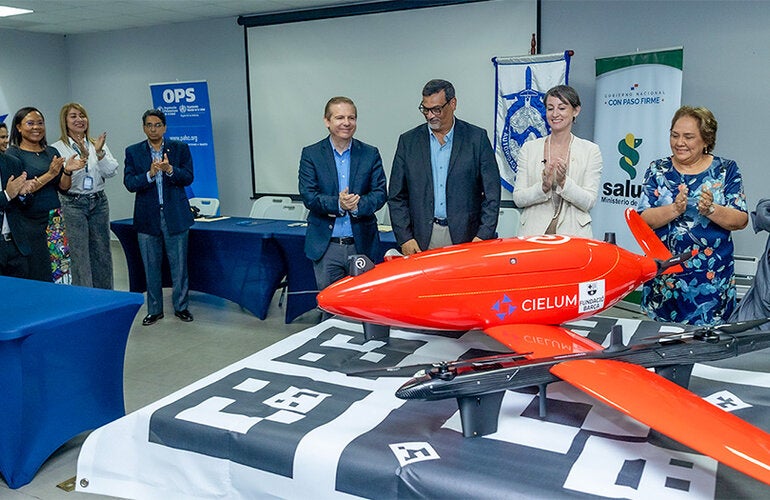 Fotografía del momento de la develación del dron