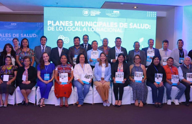 Autoridades del Ministerio de Salud, gobernadores, alcaldes, concejales y personal de salud participaron en la presentación oficial de los Planes Municipales de Salud.